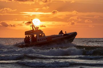 Reddings boot egmond aan zee met ondergaande zon van Arthur Bruinen