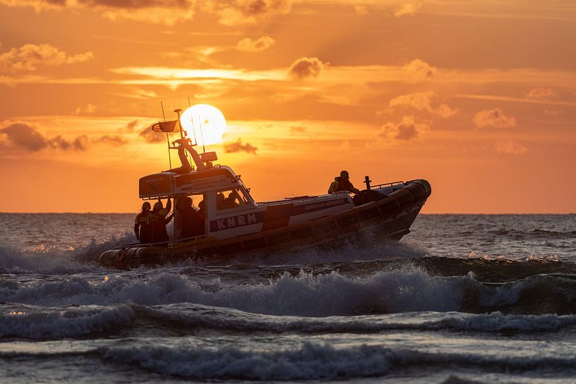 Reddings boot egmond aan zee met ondergaande zon van Arthur Bruinen