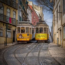 Straßenbahnlinie 28 in Alfama - Lissabon V von Teun Ruijters