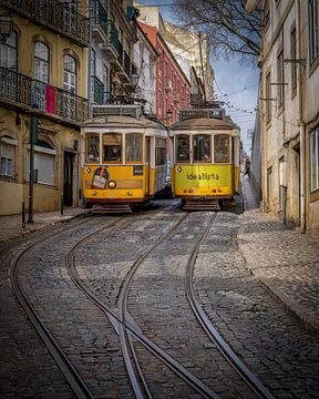 Tramlijn 28 in Alfama - Lissabon V van Teun Ruijters