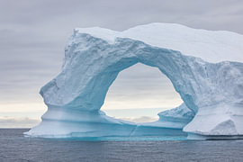 Un iceberg en forme d'arc – Photographie d'art de l'Arctique dans des tons turquoise sur Albert Klee