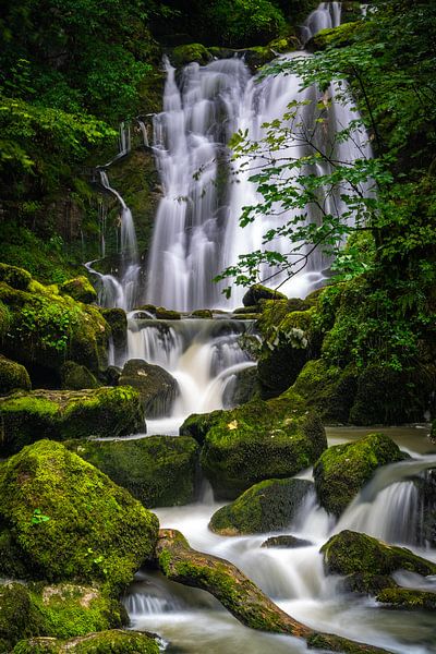 Een waterval op een fantastische plek in Frankrijk van Vincent Alkema