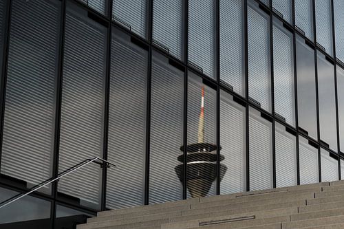 De televisietoren van Düsseldorf als weerspiegeling