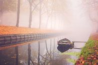 Herfst bootje in de mist van Chris Snoek thumbnail