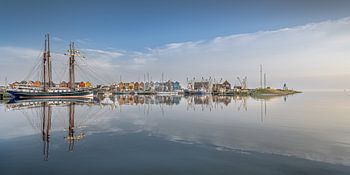 Zicht op de haven van Stavoren aan de Friese IJsselmeerkust.