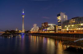 Media Harbour Duesseldorf at Night shining bright - Public Buildings von Sebastian Czech