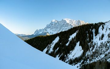 Zugspitze im Winterkleid von Leo Schindzielorz