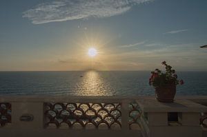 Romantischer Sonnenuntergang über dem Golf von Neapel