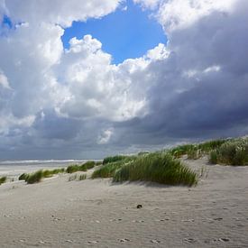 Verlaten strand met wolken van Folkert Jan Wijnstra