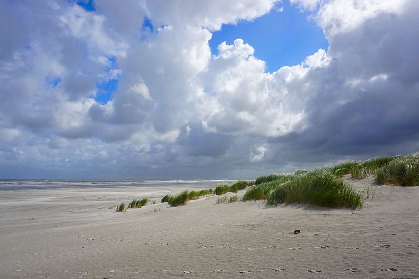 Verlassener Strand mit Wolken von Folkert Jan Wijnstra