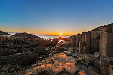 Giantes Causeway zonsondergang in Noord-Ierland van Dieter Meyrl