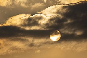 Soleil du soir derrière les nuages