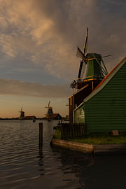 Zijaanzicht, Zaanse schans bij avondlicht. van geja smienk