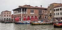 Oude panden en vismarkt aan kanaal in oude centrum van Venetie, Italie van Joost Adriaanse thumbnail