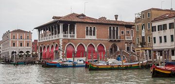 Oude panden en vismarkt aan kanaal in oude centrum van Venetie, Italie