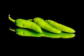 Pepers op zwarte achtergrond by Liberty Biesma