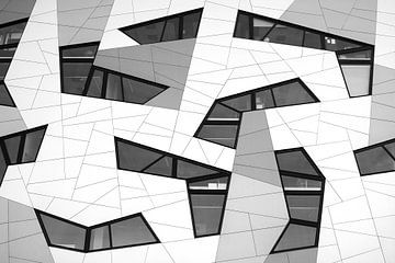 Abstracte Architectuur lijnenspel van kantoorpand met ramen in zwart wit