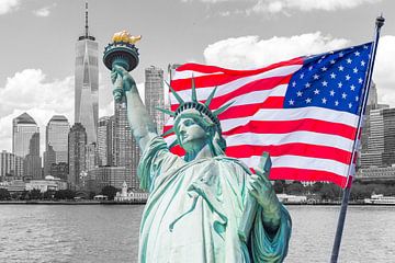 Freiheitsstatue mit großer amerikanischer Flagge und New Yorker Skyline im Hintergrund von Maria Kray