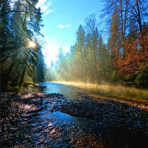Fluss bei aufgehender Sonne
