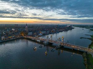 Die Stadtbrücke von Kampen am Ufer der IJssel bei Sonnenuntergang von Sjoerd van der Wal Fotografie