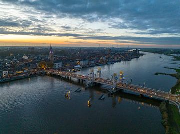 Stadsbrug van Kampen aan de oever van de IJssel tijdens zonsondergang