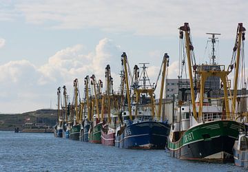 Vissersschepen in IJmuiden afgemeerd op zondag. van scheepskijkerhavenfotografie