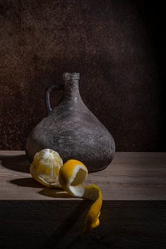 Klassiek stilleven met een fles en citroen van John van de Gazelle