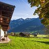 Alm mit Bauernhaus und Bergen von Torsten Krüger