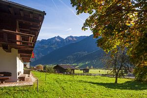 Alm mit Bauernhaus und Bergen