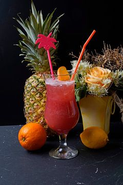 Fruitkusjes. Rum in het paradijs. Heerlijke en fruitige cocktails geserveerd in een glas