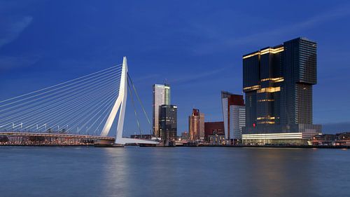 De Wilhelminapier bij Avond