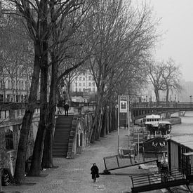 Einsamer Spaziergang entlang der Seine Paris von Robert Jan Smit