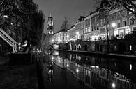 Oudegracht in Utrecht tussen Hamburgerbrug en Weesbrug met Domtoren, ZWART-WIT van Donker Utrecht thumbnail