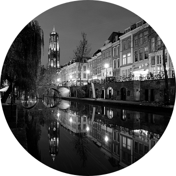 Oudegracht in Utrecht tussen Hamburgerbrug en Weesbrug met Domtoren, ZWART-WIT