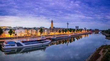 Paysage urbain d'Arnhem en Gueldre, Pays-Bas, pris depuis le pont pendant l'heure bleue.