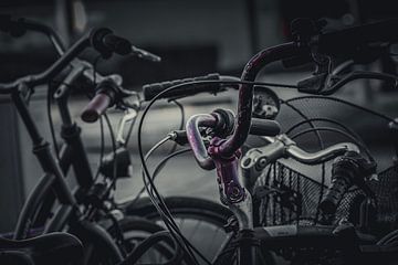 Der Fahrradlenker mit der verwitterten lila Farbe von Robby's fotografie