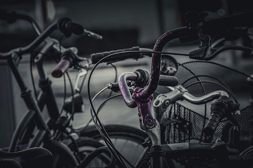 Het fietsstuur  met de verweerde paarse verf