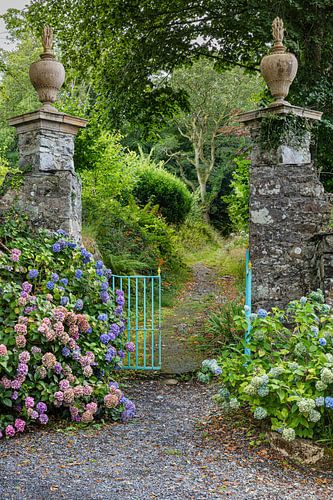 De poort naar het park staat open en nodigt uit om er te gaan ki