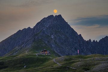 Volle maan boven de Fidere Pass hut van Walter G. Allgöwer
