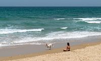 Vrouw relaxed op het strand in Tel Aviv van Bart van Lier thumbnail