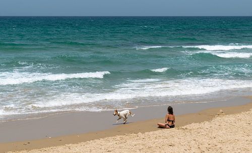 Vrouw relaxed op het strand in Tel Aviv