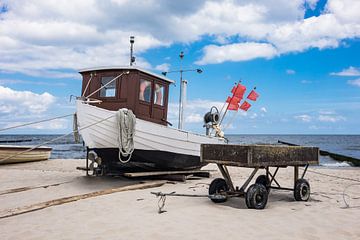 A fishing boat on shore of the Baltic Sea in Koserow van Rico Ködder