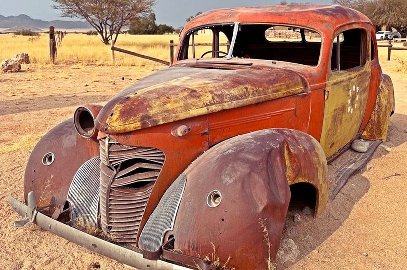 une épave américaine de voiture ancienne dans le désert par Werner Lehmann