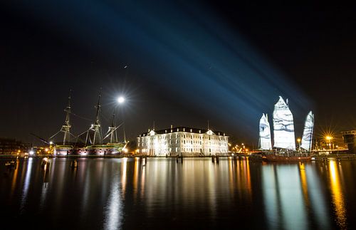 Scheepsvaartmuseum in de nacht