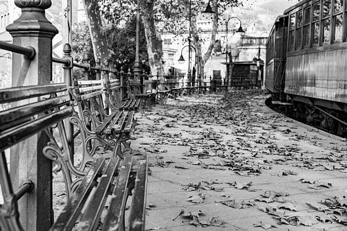 Oud spoorwegstation, grijze retro-stijl fotografie