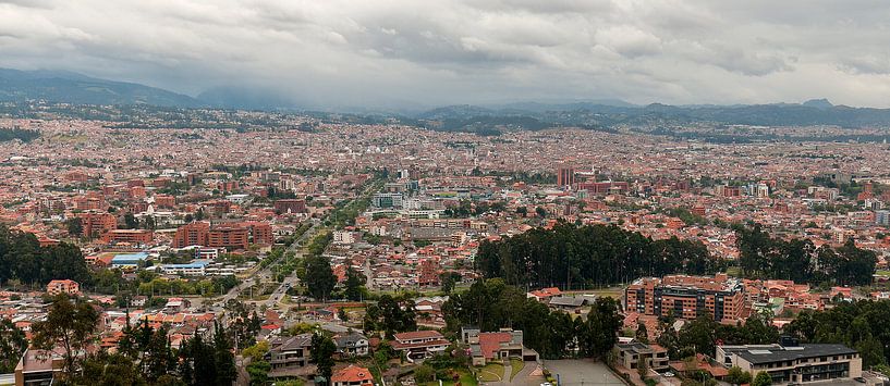 Ecuador: Cuenca in vogelvlucht (Cuenca) van Maarten Verhees