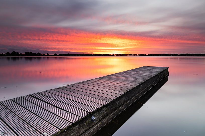 Jetée du lac Dirkshorn sous une impressionnante couverture nuageuse lors d'un lever de soleil rouge par Bram Lubbers