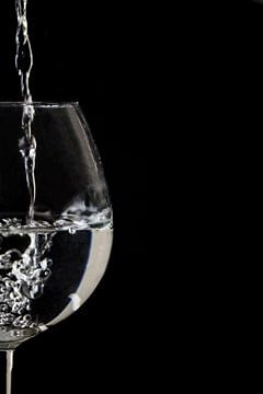 Splash! rustgevende water partij in een wijnglas van Tosca Fotografie
