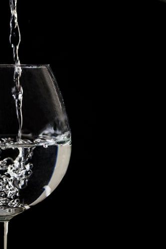 Splash! rustgevende water partij in een wijnglas