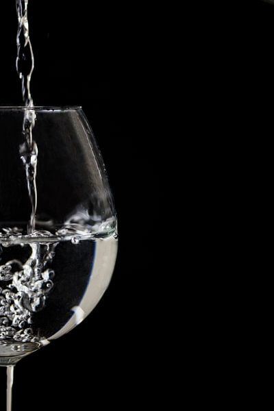 Splash! Soothing water party in a wine glass by Tosca Fotografie